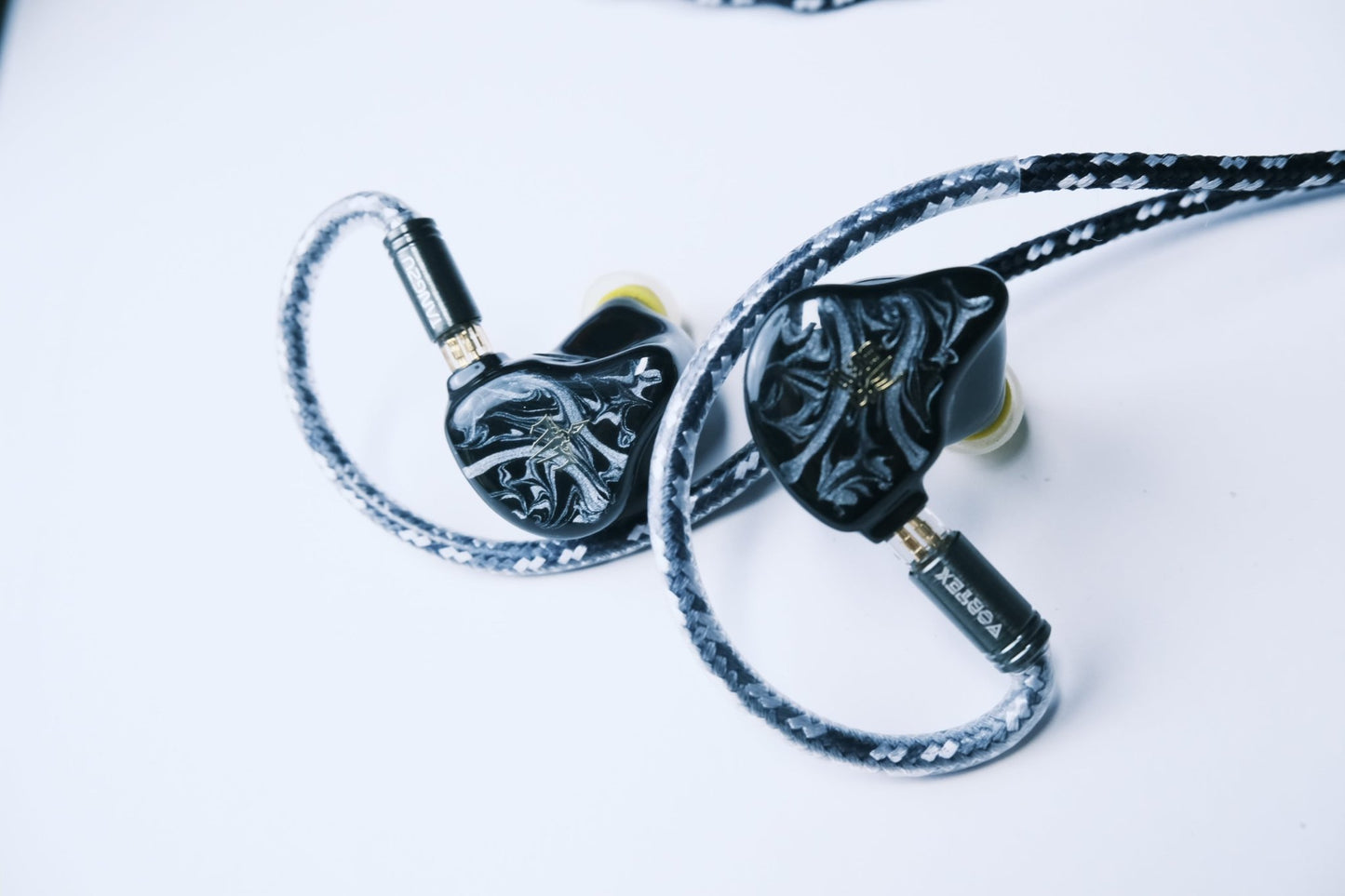 TANGZU BaJie 1 Dynamic Driver 4 Balance Armature IEMs Hybrid Earphones - The HiFi Cat